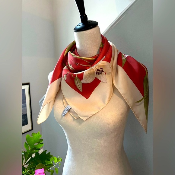 SALVATORE FERRAGAMO “Charming Lillies” 100% Silk Scarf Rose/Ivory, 33x34 Italian - Picture 13 of 13